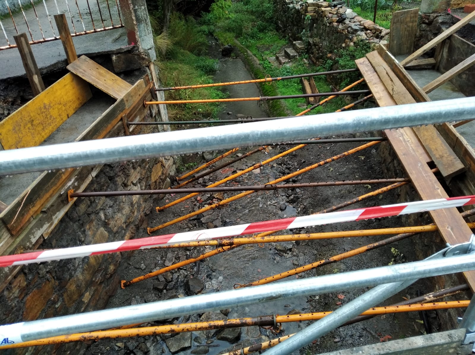 Construcción de un nuevo puente en Ciñera sobre el arroyo del Faedo.