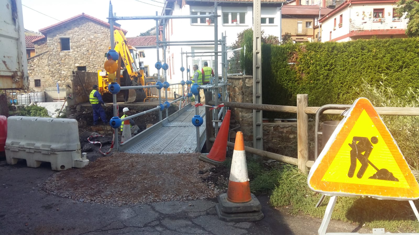 Construcción de un nuevo puente en Ciñera sobre el arroyo del Faedo.