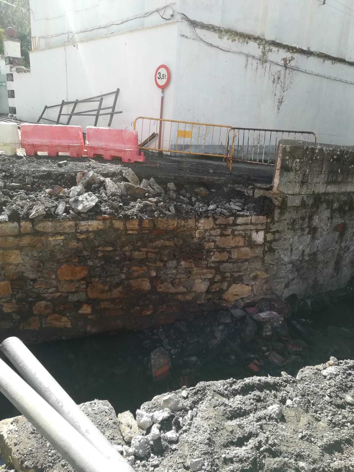 Construcción de un nuevo puente en Ciñera sobre el arroyo del Faedo.