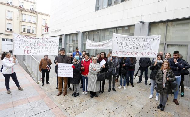 Galería. Concentración de familiares de usuarios de los centros de Asprona en León