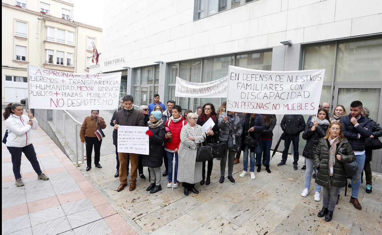 Protesta a las puertas de la Gerencia de Servicios Sociales. 