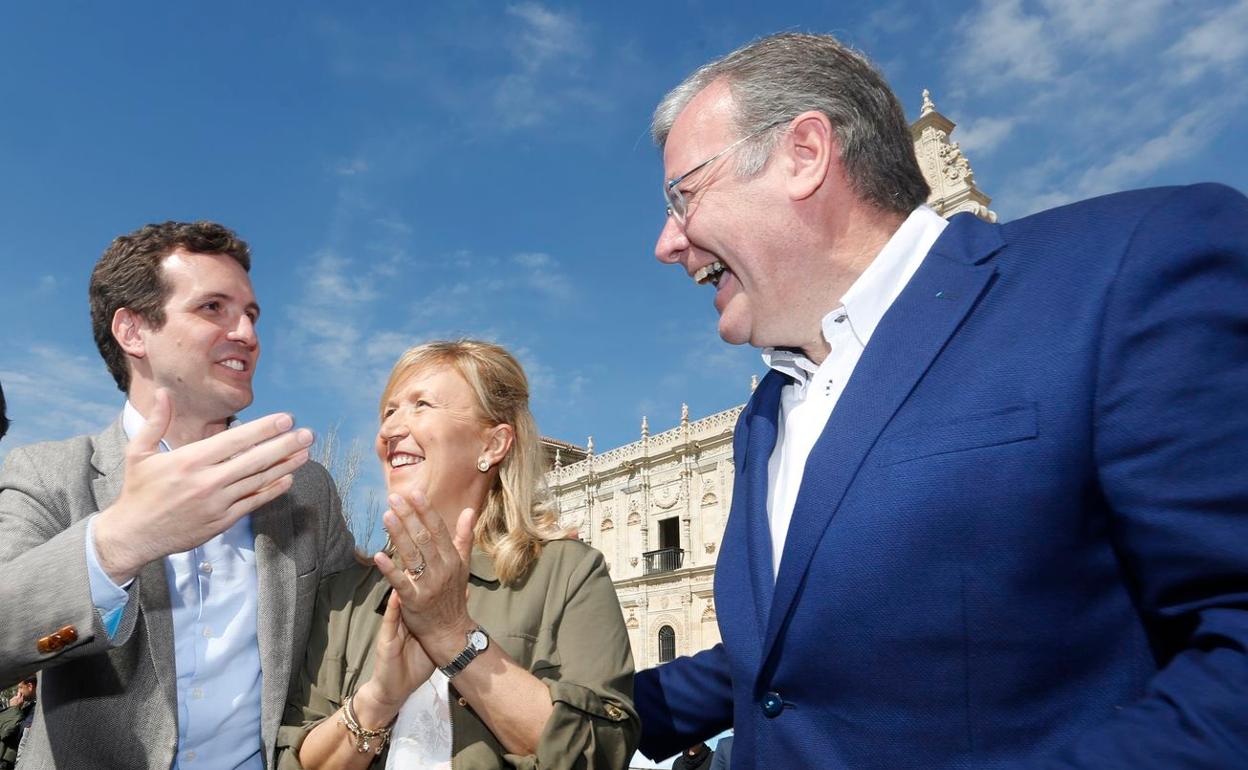 Pablo Casado y Antonio Silván, durante la última campaña electoral.