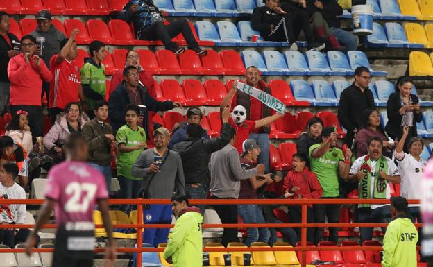 La afición de Juarez durante el encuentro entre Tuzos del Pachuca y Bravos de FC Juárez en el torneo Apertura 2019 en el estadio Hidalgo de la Ciudad de Pachuca 