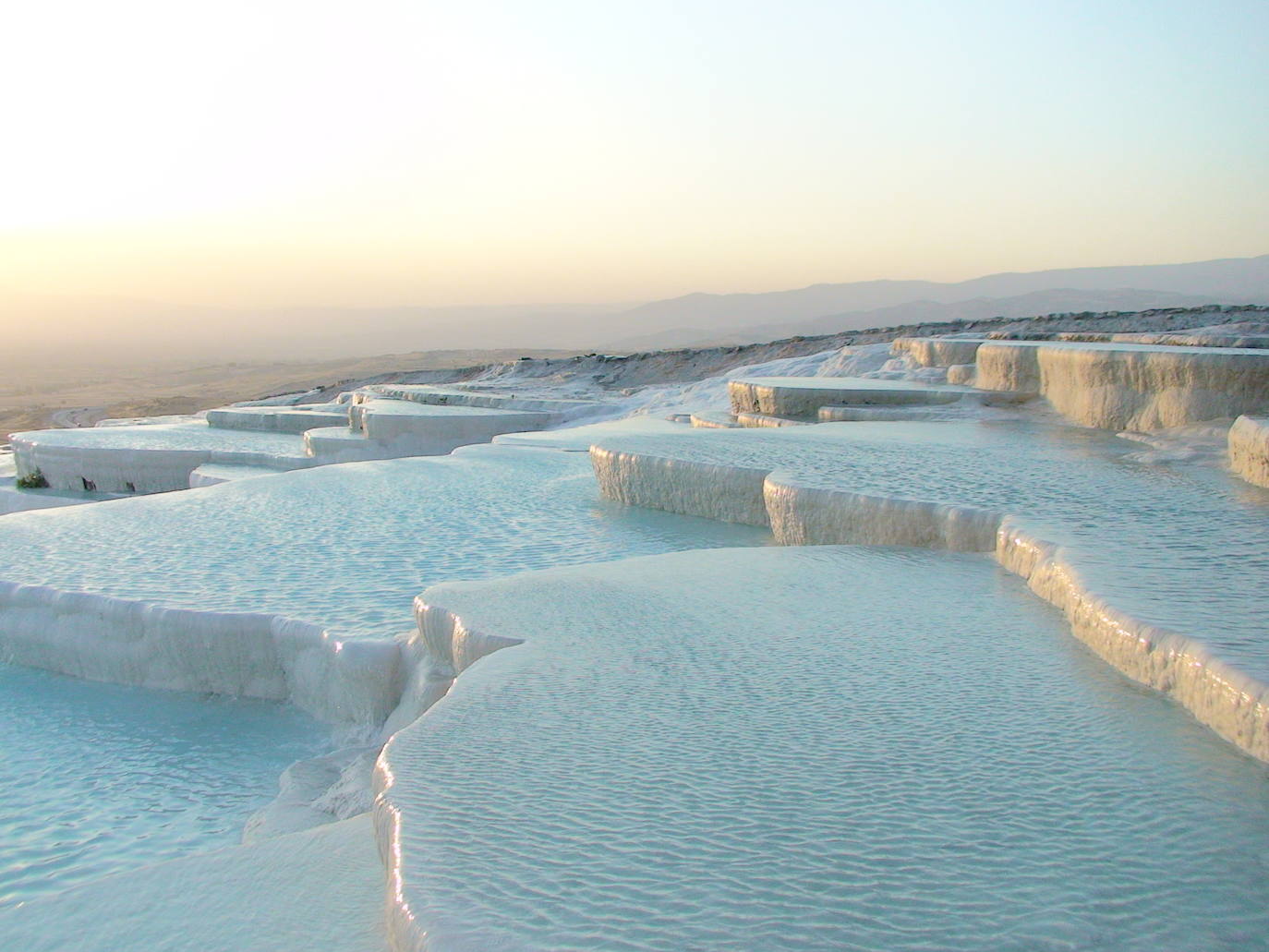 Pamukkale (Turquía) | Su nombre significa 'castillo de algodón' y aunque parece cubierto de nieve, en realidad está en una zona templada y el material que lo cubre son residuos de carbonato de calcio y diferentes minerales de sus aguas. También ha sido declarado Patrimonio de la Humanidad por la UNESCO.