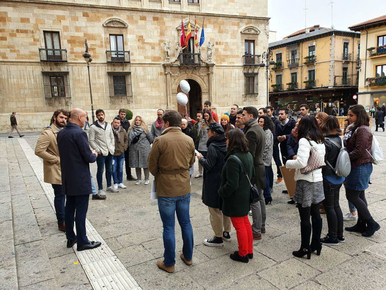 El alcalde se compromete con los asociados de AJE para avanzar juntos en un futuro para la capital leonesa