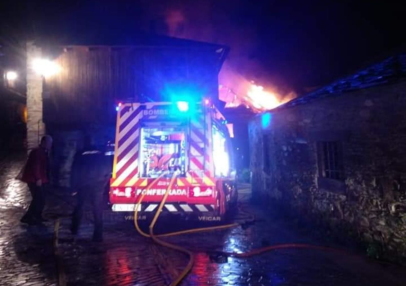 Un incendio en el corazón de Peñalba de Santiago arrasa con cuatro viviendas el 'pueblo más bonito'.