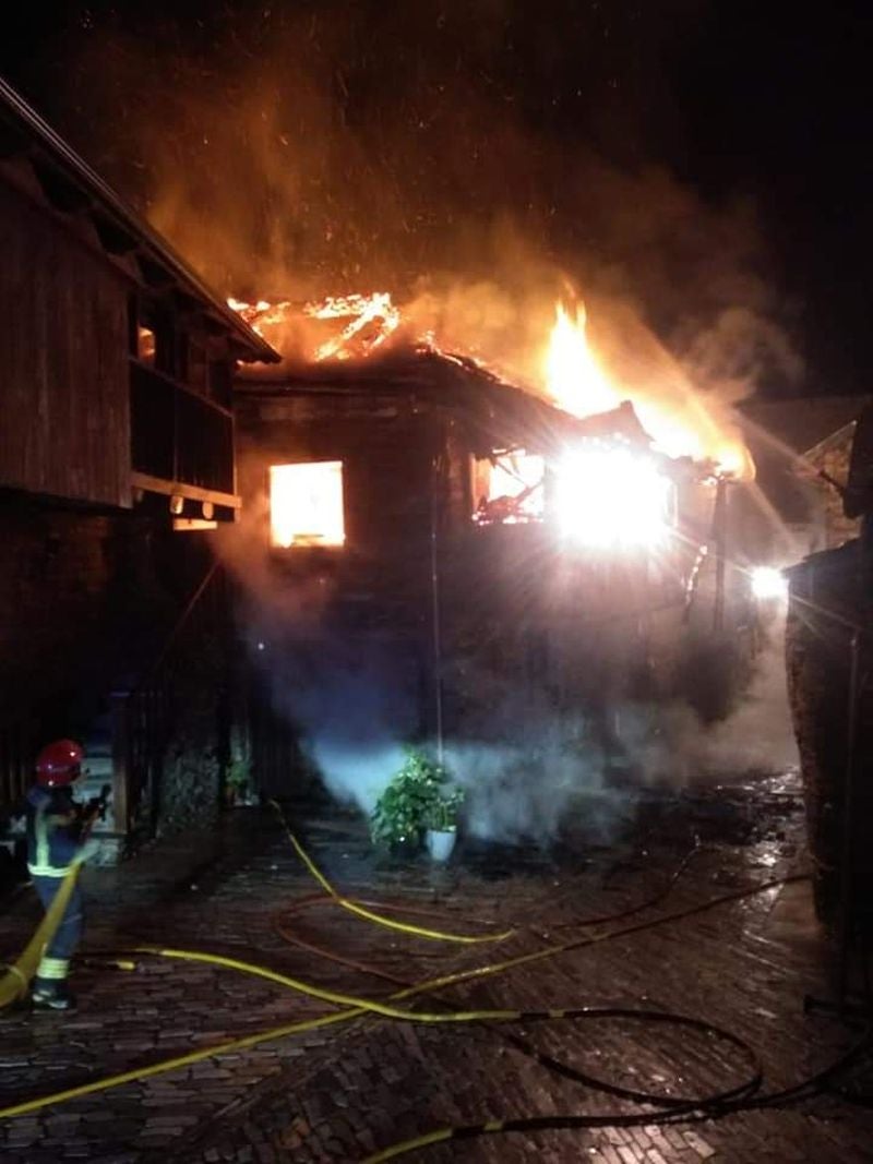 Un incendio en el corazón de Peñalba de Santiago arrasa con cuatro viviendas el 'pueblo más bonito'.