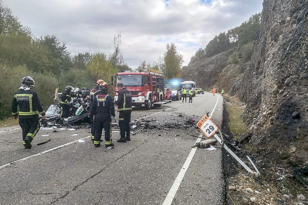 Fallece un conductor tras salirse de la vía y arder su vehículo en Candañedo de Boñar.