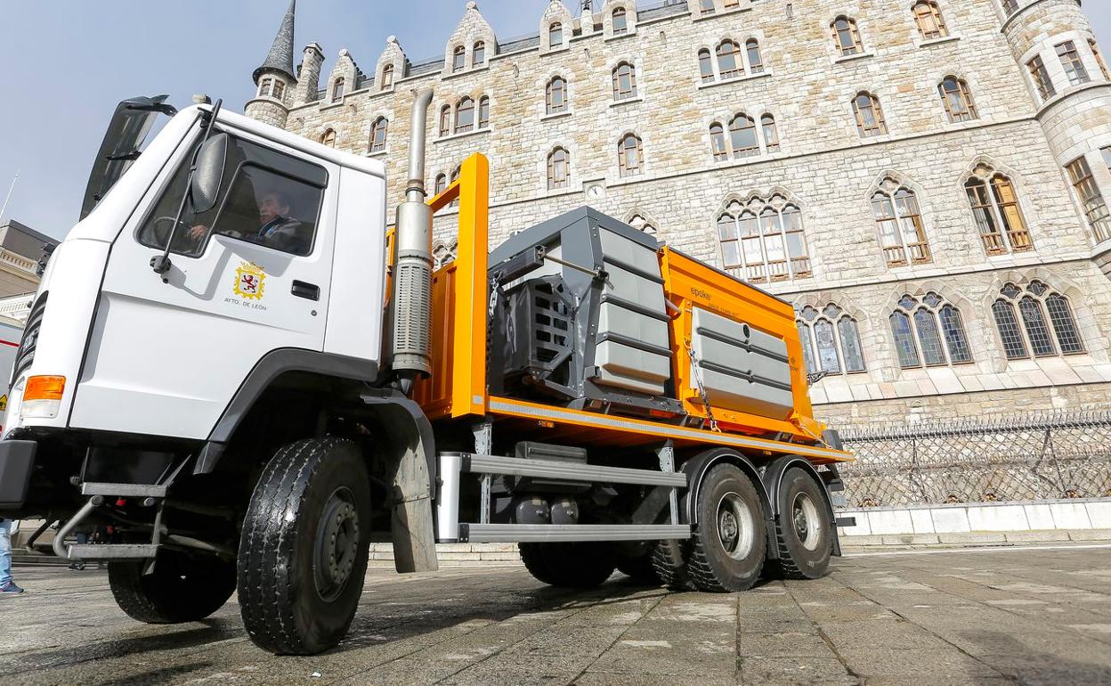 Imagen de uno de los vehículos del servicio de limpieza en la Plaza de Botines. 