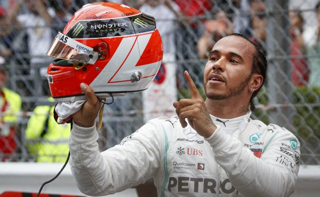 Lewis Hamilton señala su casco