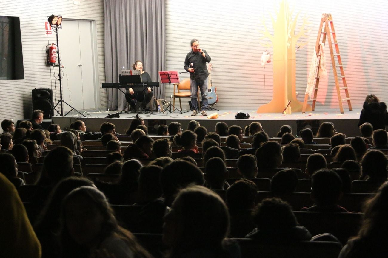 Los alumnos de diferentes centros educativos de la ciudad de León celebran el Día Internacional de las Bibliotecas acudiendo a una obra de teatro en el salón de actos del Ayuntamiento.