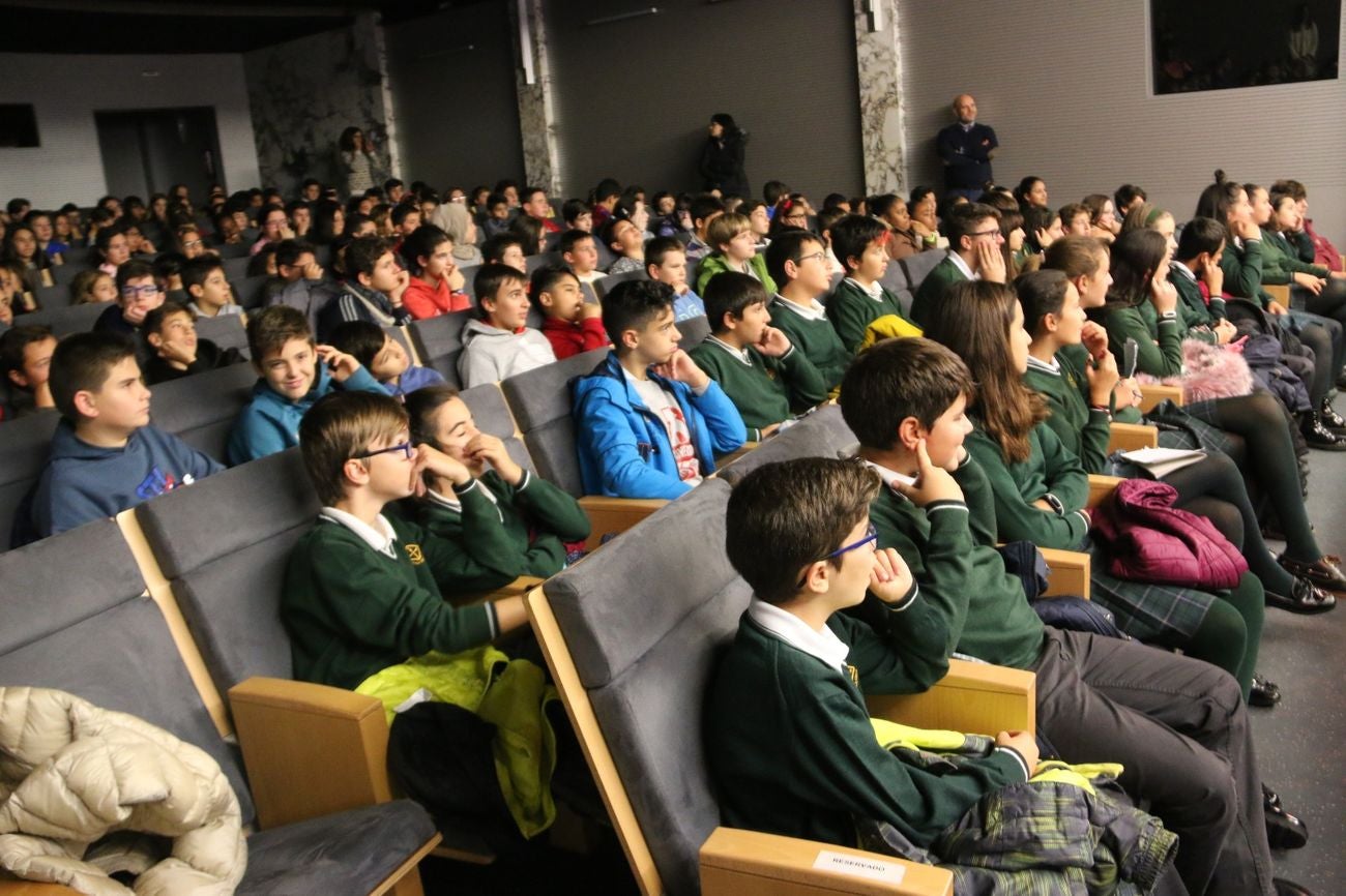 Los alumnos de diferentes centros educativos de la ciudad de León celebran el Día Internacional de las Bibliotecas acudiendo a una obra de teatro en el salón de actos del Ayuntamiento.