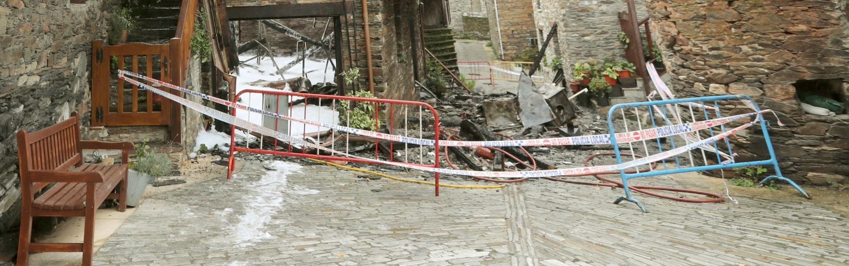 Incendio de varias casas en la localidad de Santiago de Peñalba. Este lunes, bajo la lluvia, se han apreciado los daños.