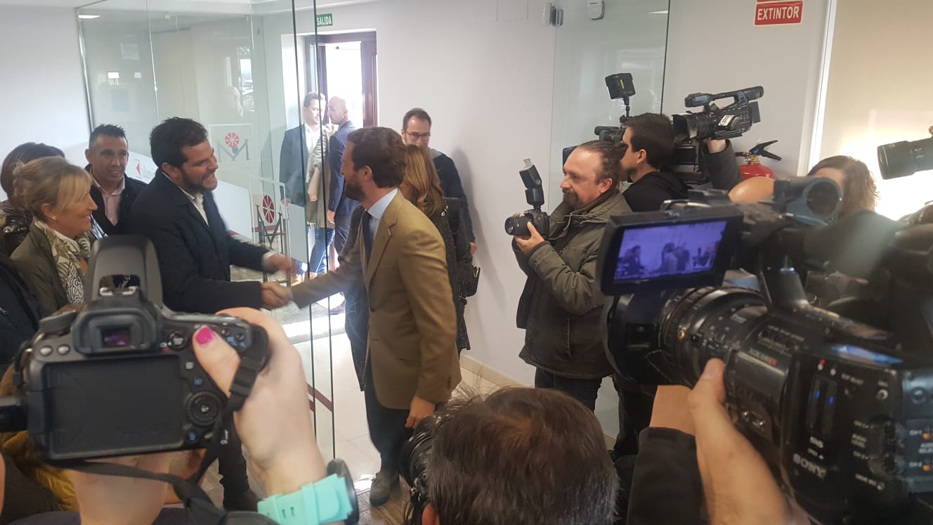 Casado se compromete con León: «España necesita otro presidente leonés pero uno que no deje tres millones de parados».