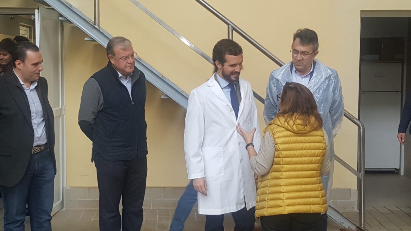 Casado se compromete con León: «España necesita otro presidente leonés pero uno que no deje tres millones de parados».