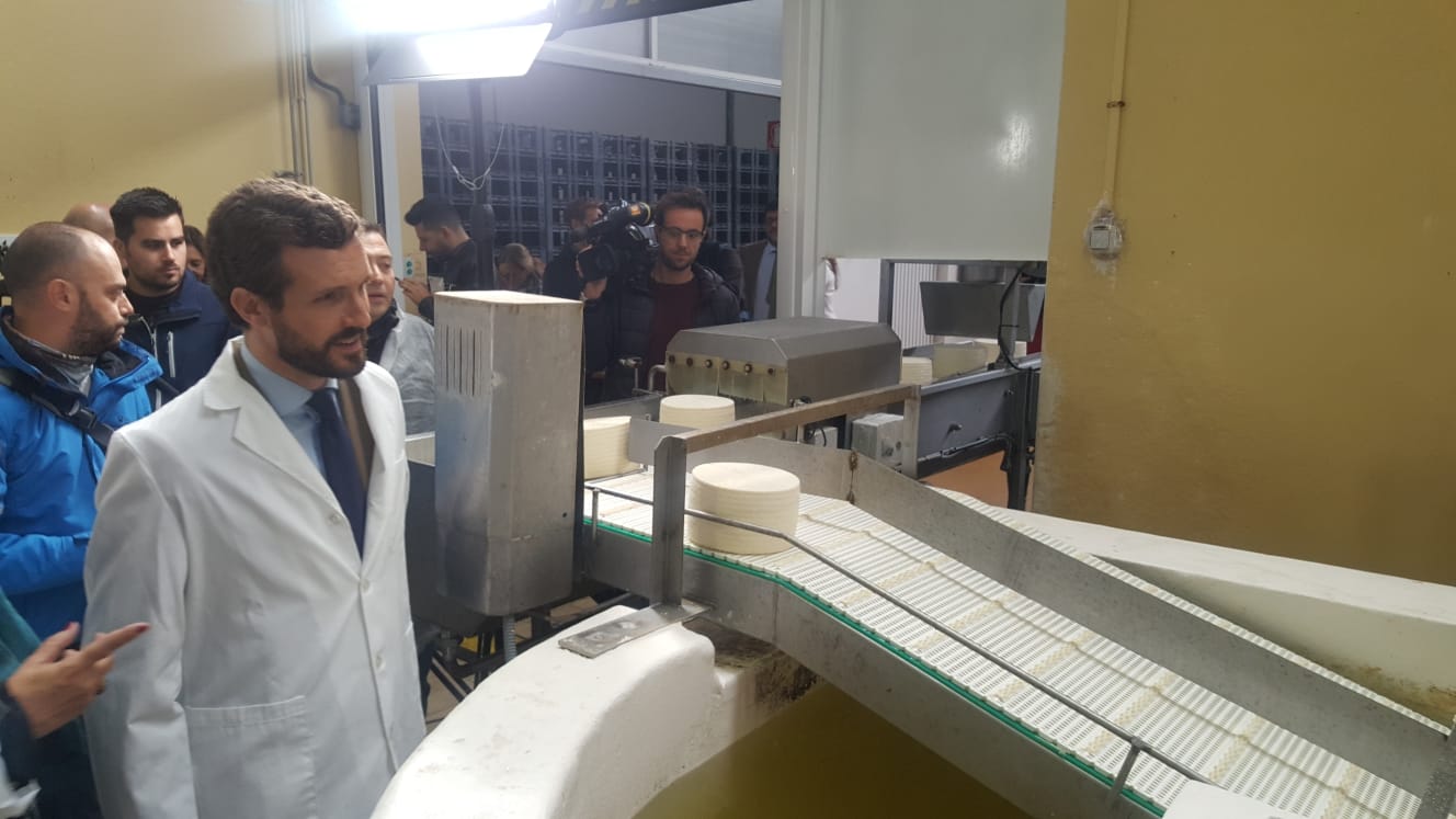 Casado se compromete con León: «España necesita otro presidente leonés pero uno que no deje tres millones de parados».