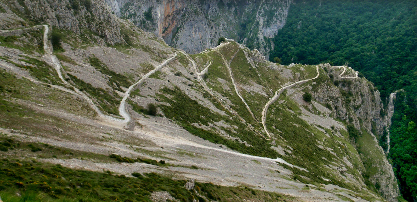 El ascenso a la localidad cántabra ofrece un paiseje espectacular con vistas a los Picos de Europa. Una ruta con una gran pendiente pero perfecta para disfrutar. No te la pierdas