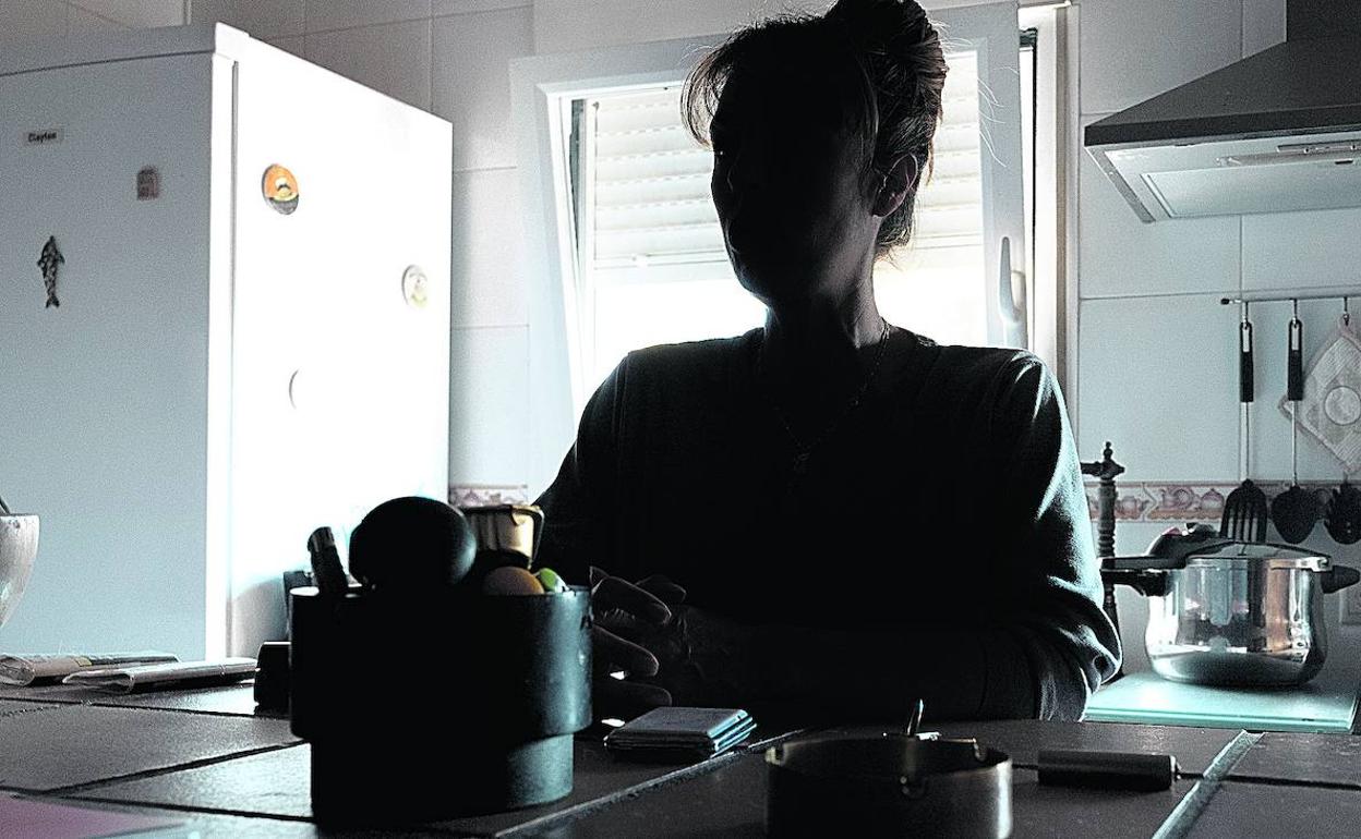 Mónica, durante la entrevista, en la cocina de su vivienda. 