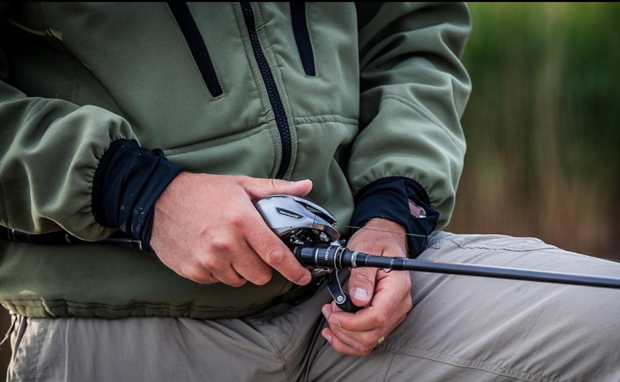 Imagen de un pescador durante la temporada de pesca.