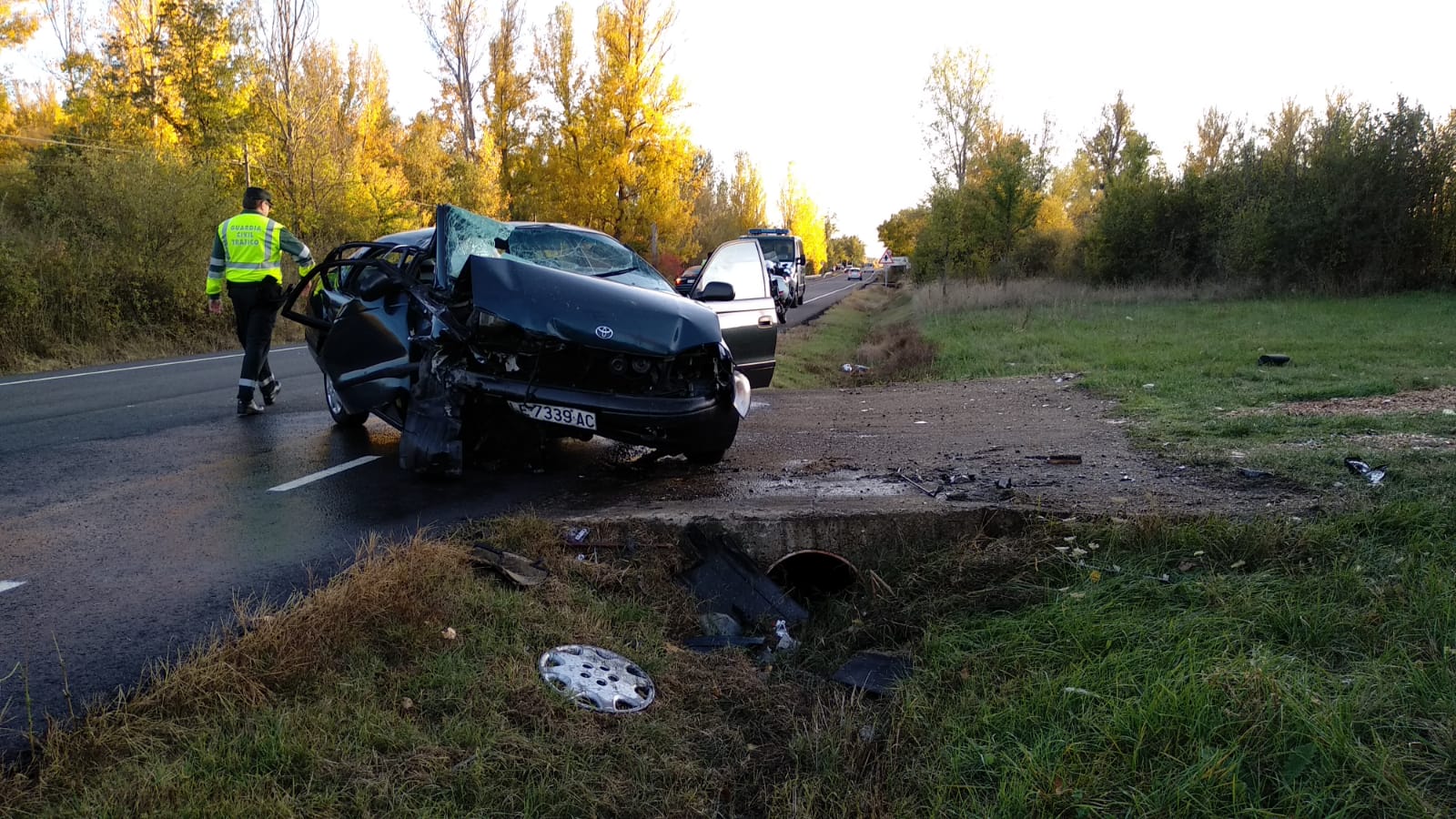 Dos personas han resultado heridas de gravedad tras una salida de vía del turismo en el que viajaban