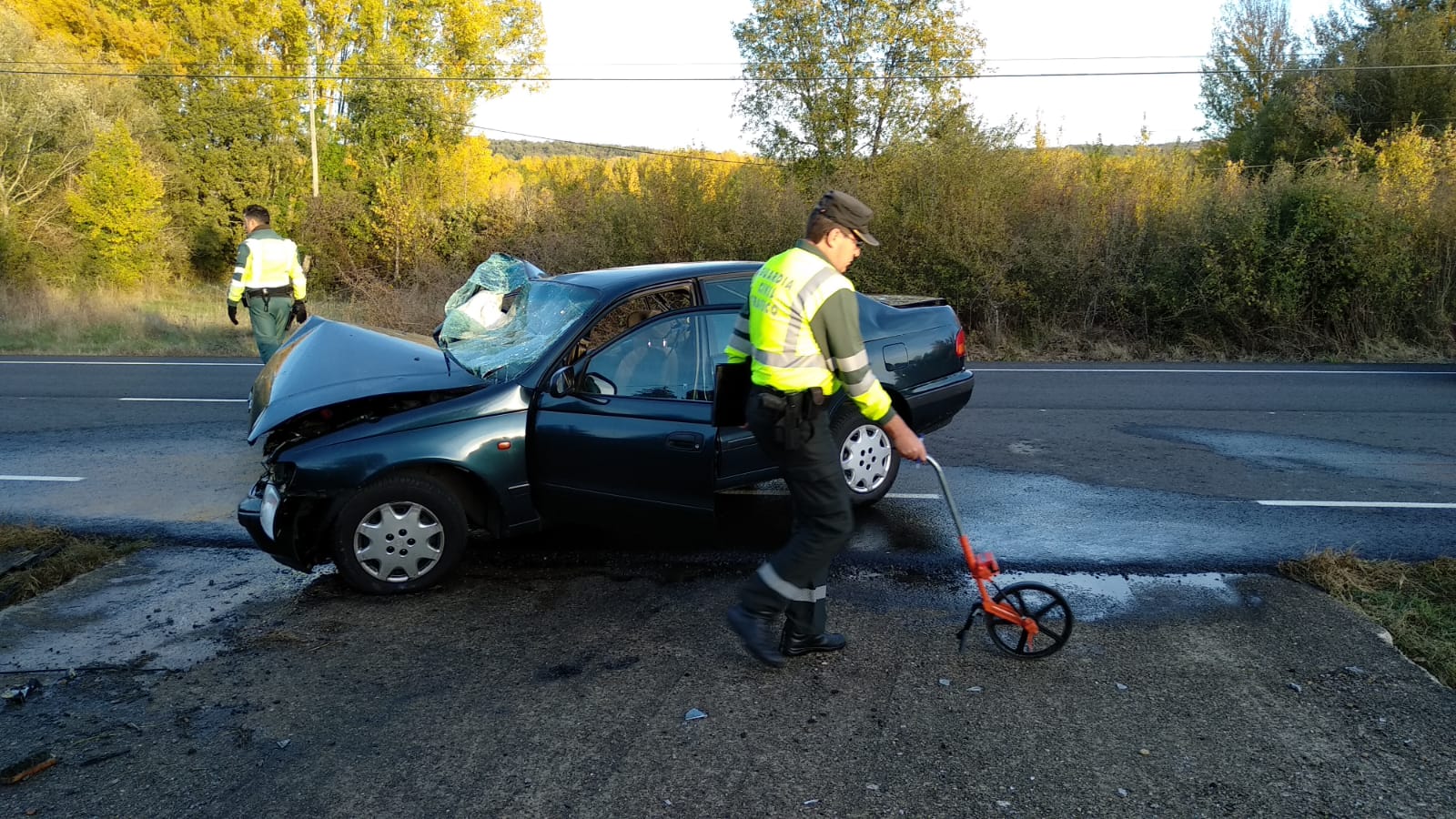 Dos personas han resultado heridas de gravedad tras una salida de vía del turismo en el que viajaban