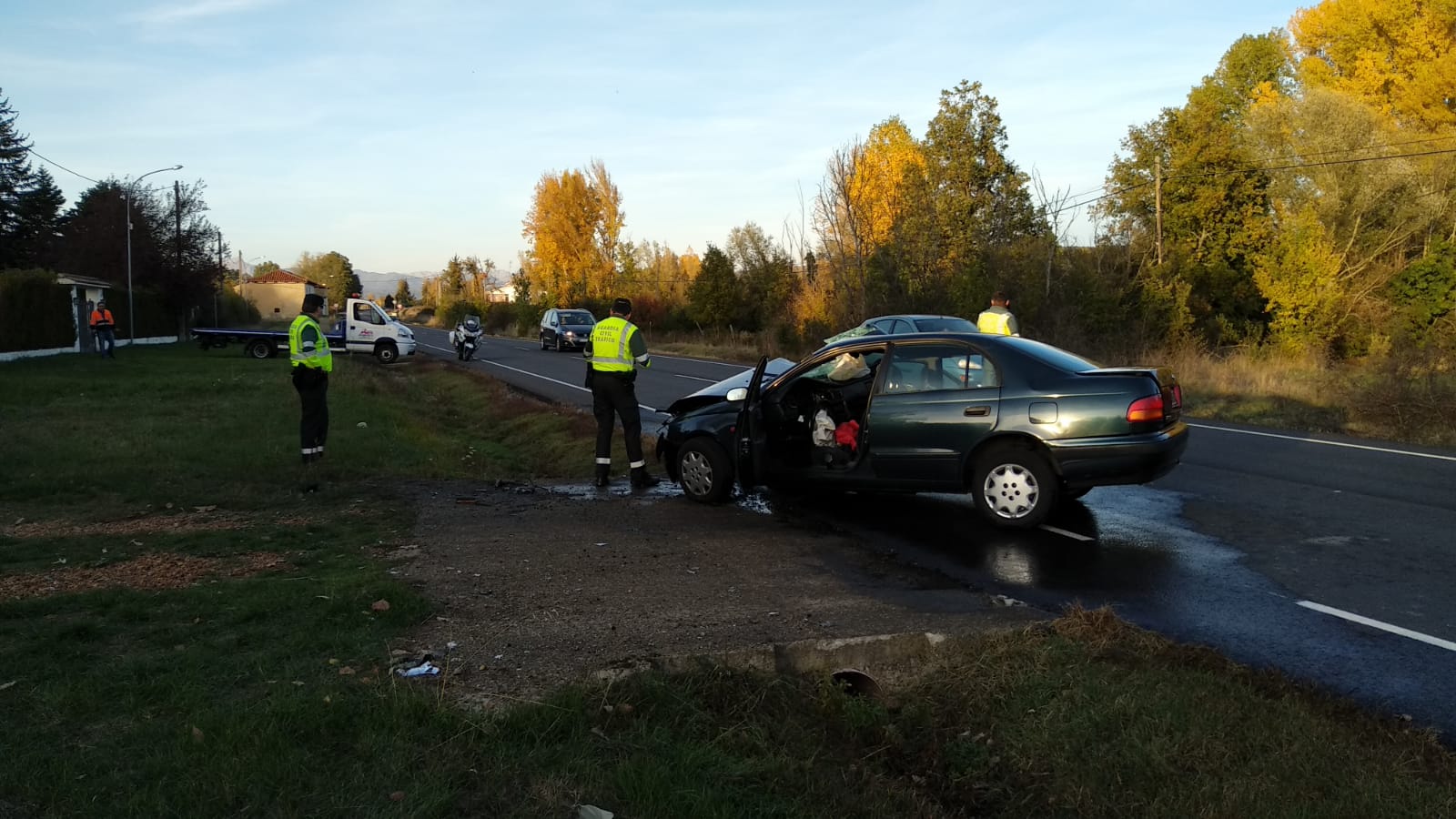 Dos personas han resultado heridas de gravedad tras una salida de vía del turismo en el que viajaban