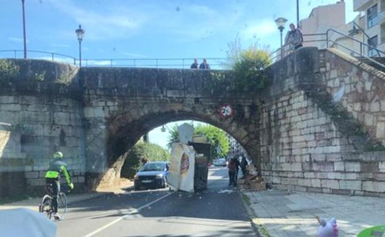 El vehículo pesado volcado sobre el asfalto en el puente de San Marcos.