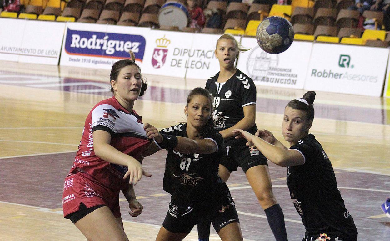 Lance del partido en el Palacio de los Deportes de León.