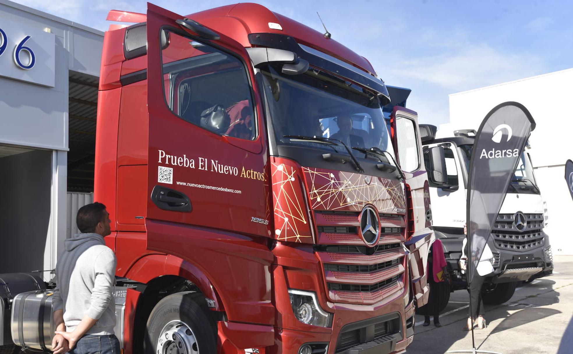 Adarsa presenta el nuevo Actros 5, llamado a ser el rey de las carreteras. 