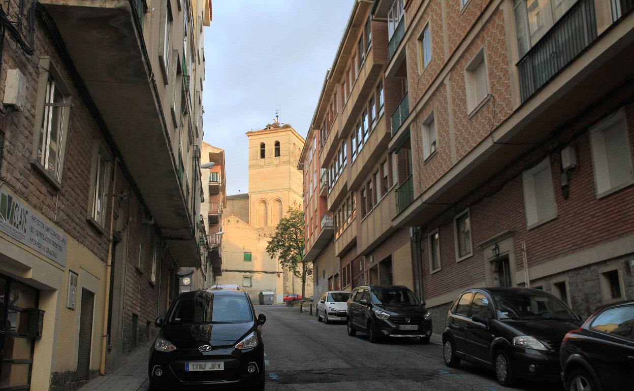 Calle del barrio de El Salvador, con la iglesia al fondo. 