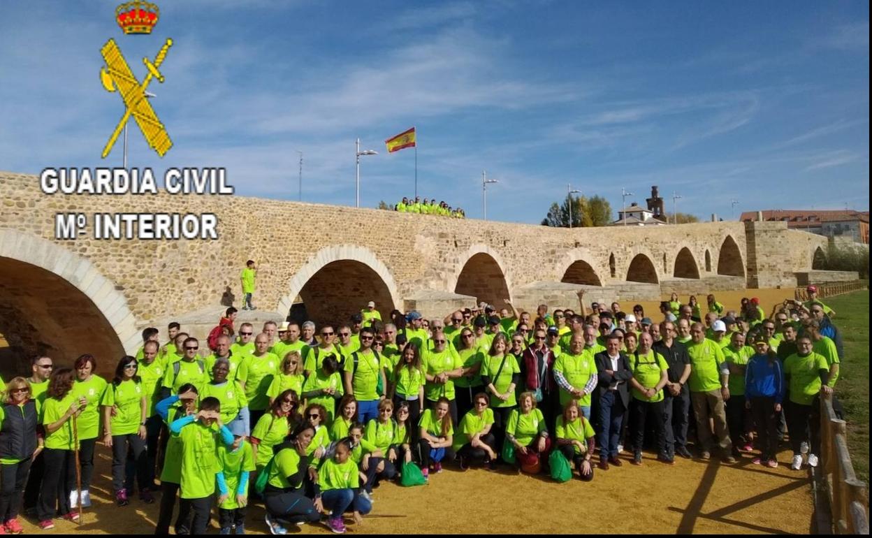 Foto de familia de los participantes en la marcha.