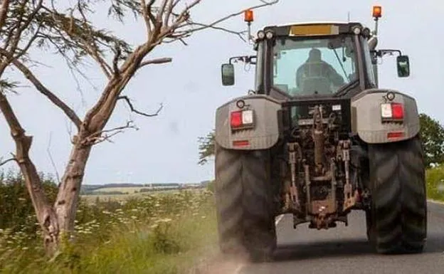 Imagen de un hombre con su tractor.