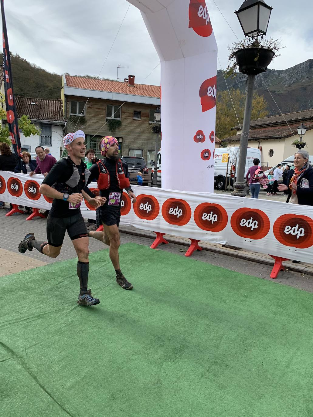 Entrada de los dos leoneses a meta. 