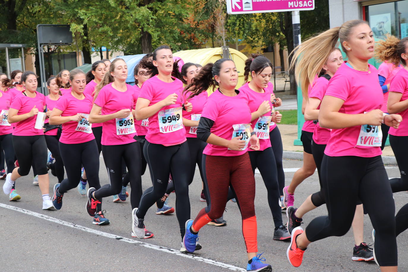 La ciudad de León acoge una nueva carrera de la lucha contra el cáncer de mama.