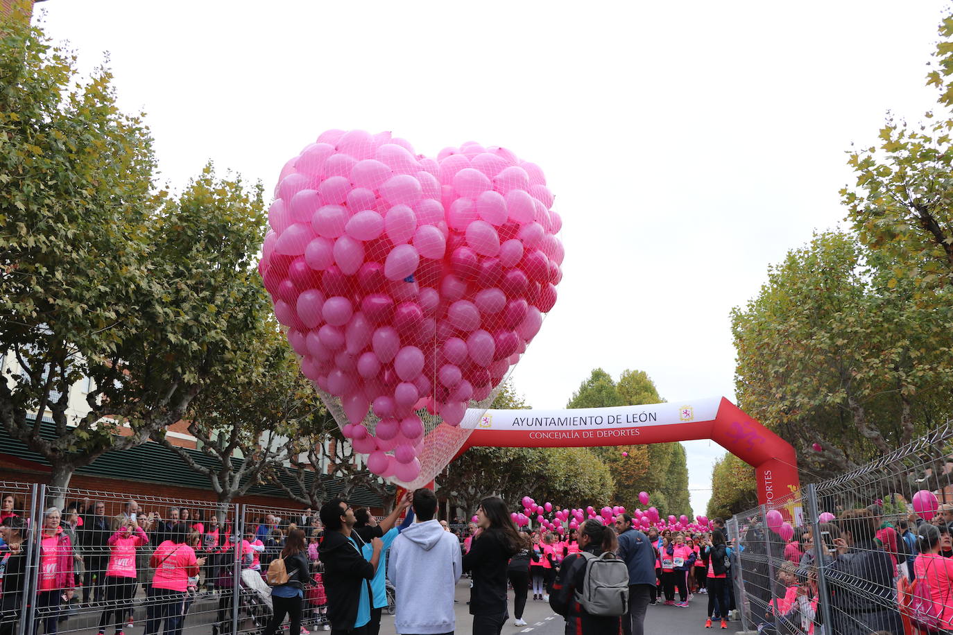 La ciudad de León acoge una nueva carrera de la lucha contra el cáncer de mama.