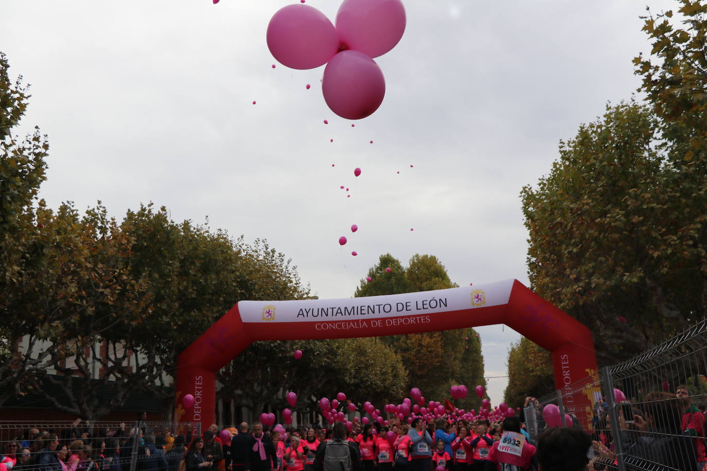 La ciudad de León acoge una nueva carrera de la lucha contra el cáncer de mama.