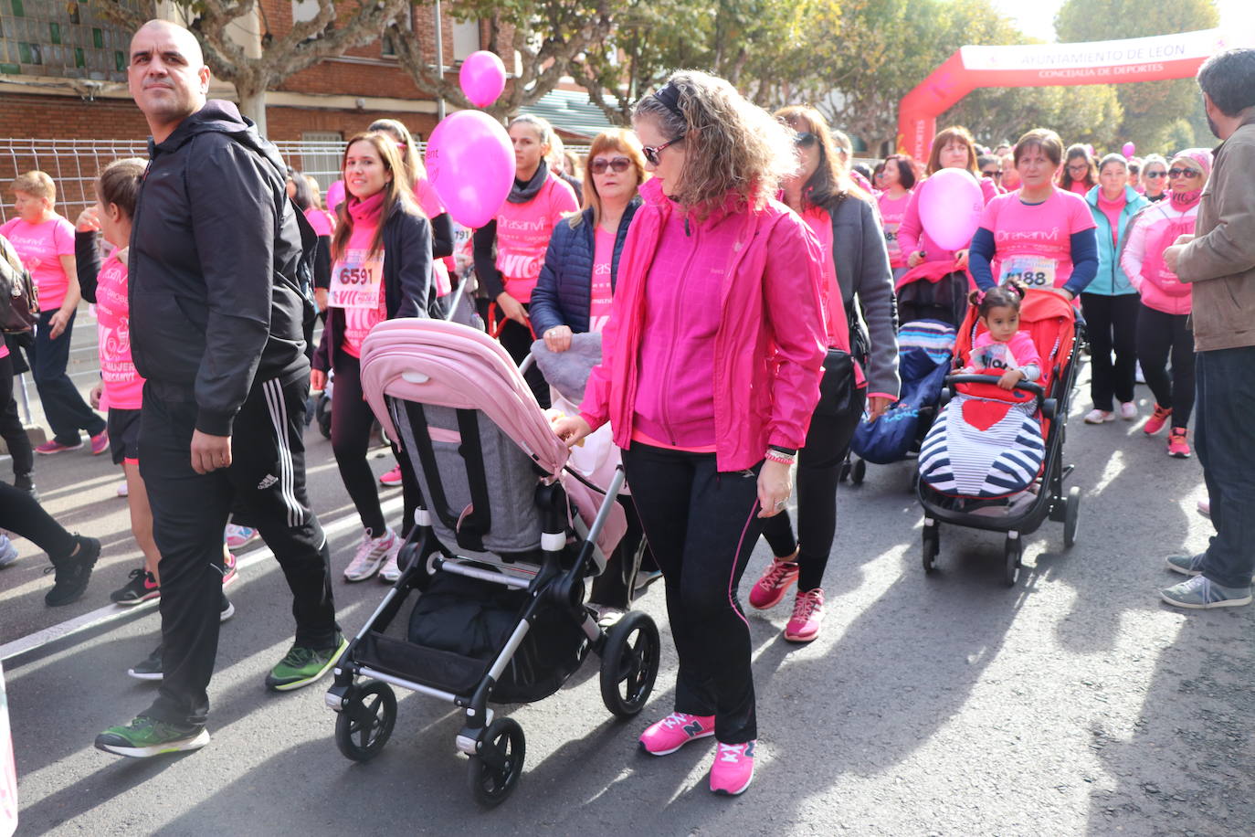 La ciudad de León acoge una nueva carrera de la lucha contra el cáncer de mama.