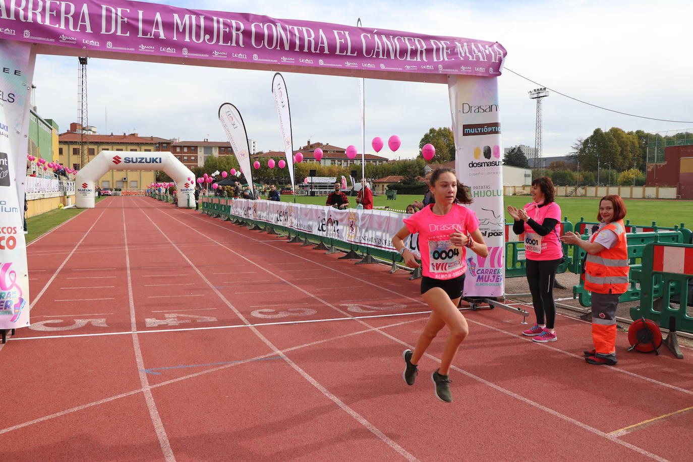 La VII Carrera de la Mujer se celebra en las calles de León con miles de participantes.