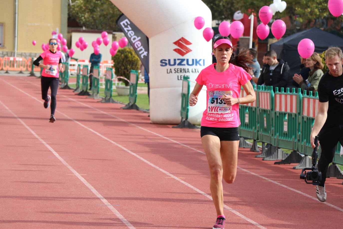 La VII Carrera de la Mujer se celebra en las calles de León con miles de participantes.
