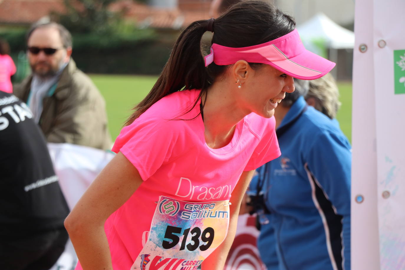 La VII Carrera de la Mujer se celebra en las calles de León con miles de participantes.