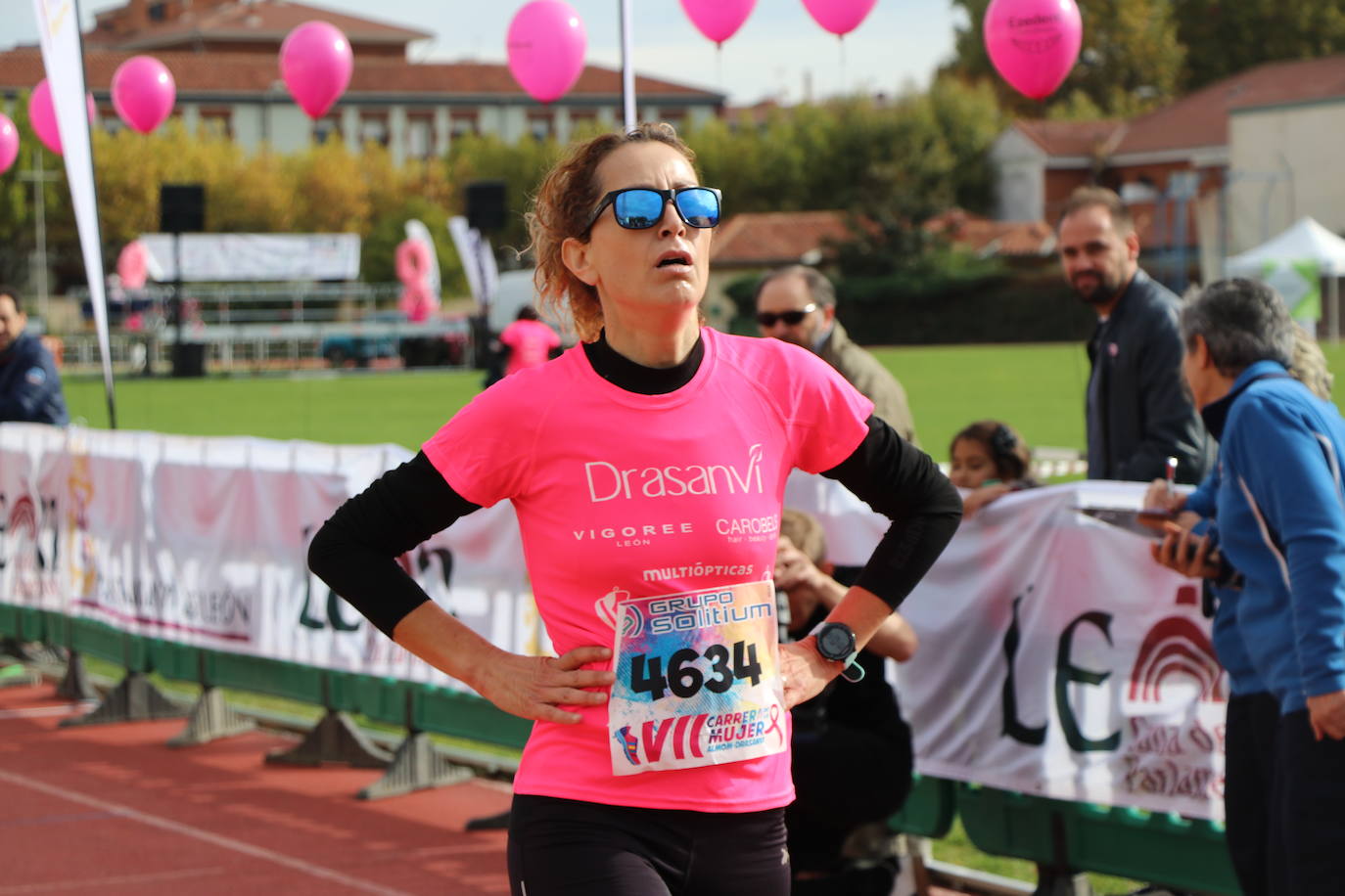 La VII Carrera de la Mujer se celebra en las calles de León con miles de participantes.