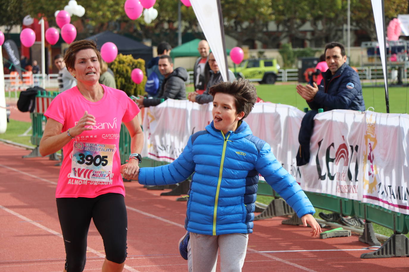 La VII Carrera de la Mujer se celebra en las calles de León con miles de participantes.
