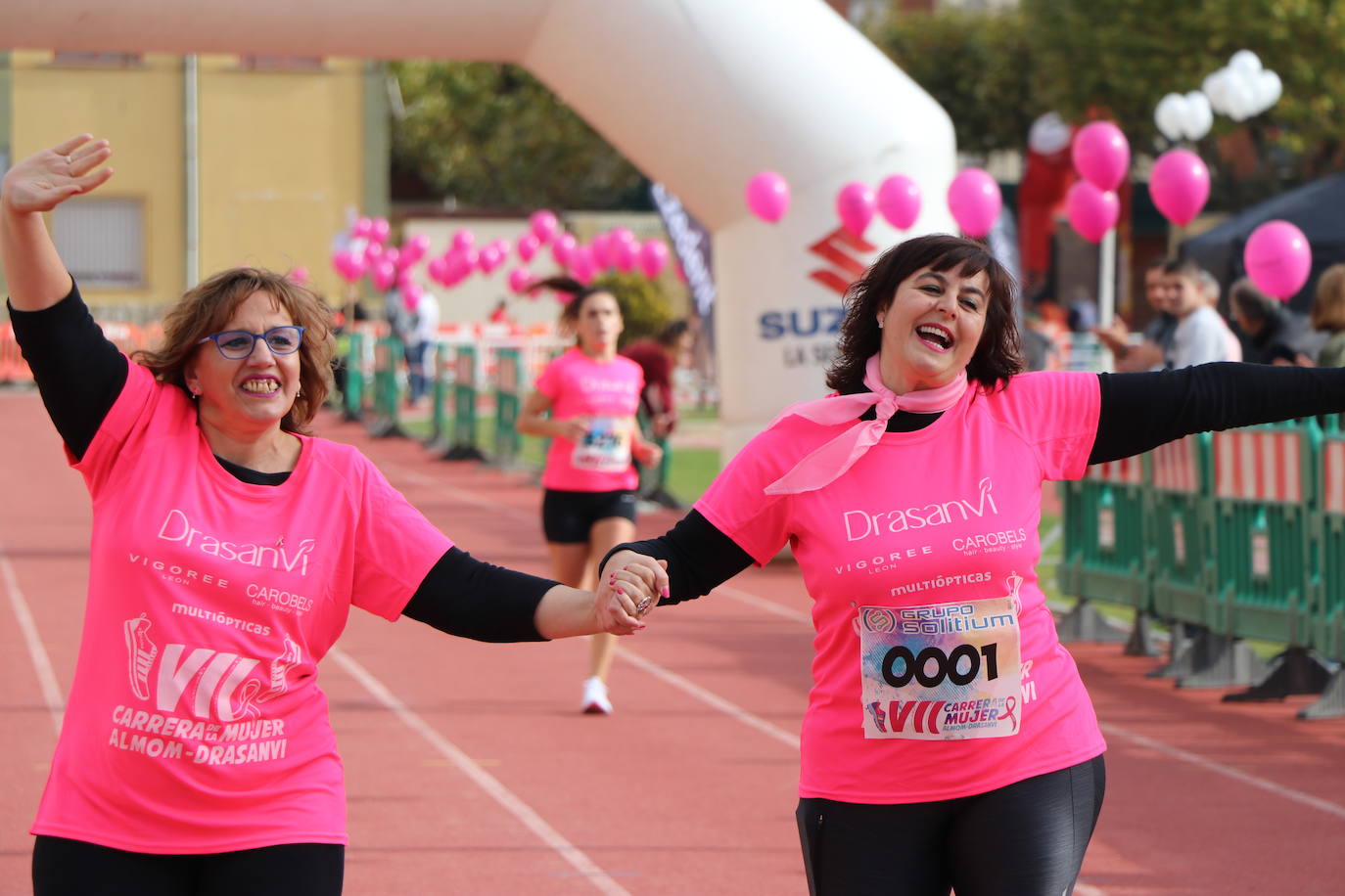 La VII Carrera de la Mujer se celebra en las calles de León con miles de participantes.