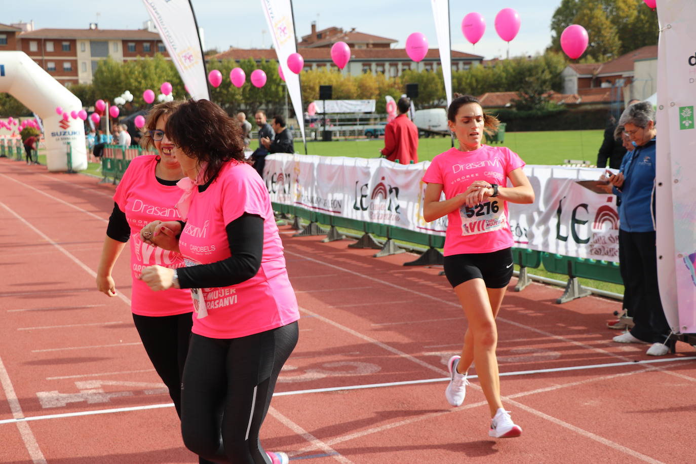La VII Carrera de la Mujer se celebra en las calles de León con miles de participantes.