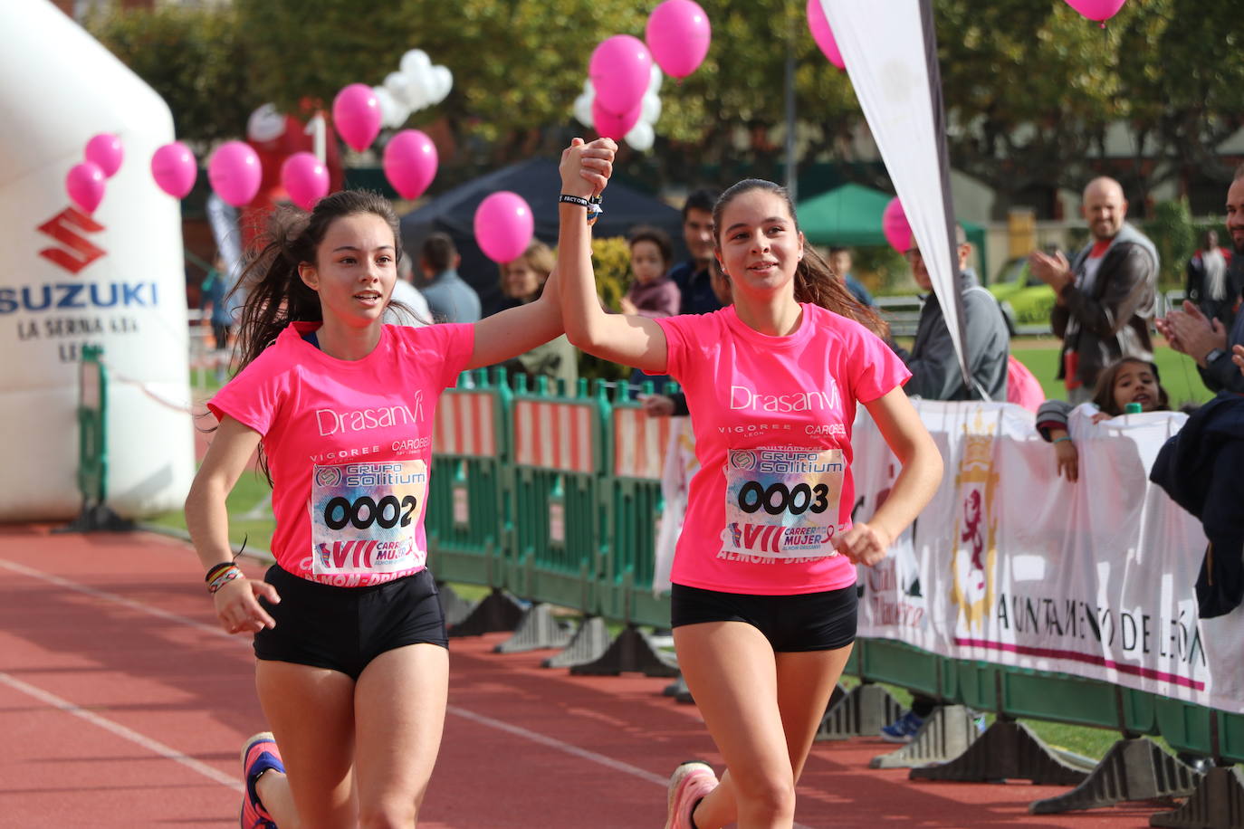 La VII Carrera de la Mujer se celebra en las calles de León con miles de participantes.