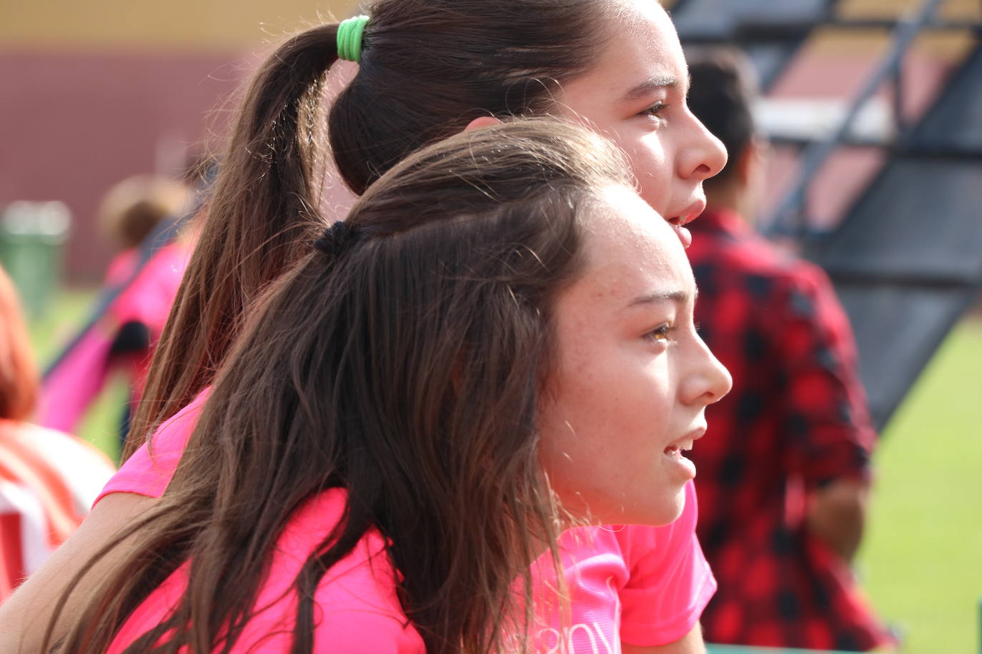 La VII Carrera de la Mujer se celebra en las calles de León con miles de participantes.