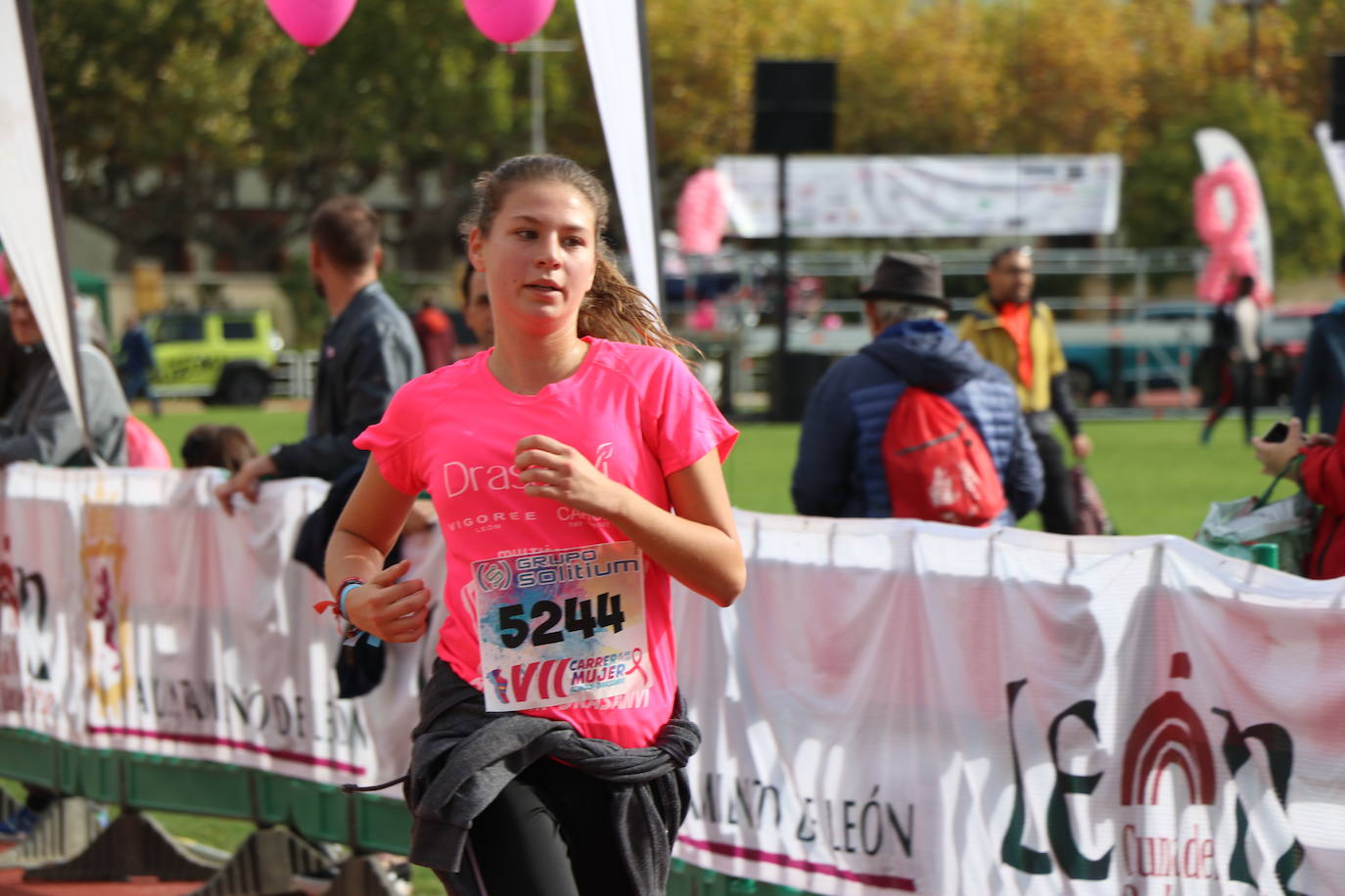 La VII Carrera de la Mujer se celebra en las calles de León con miles de participantes.