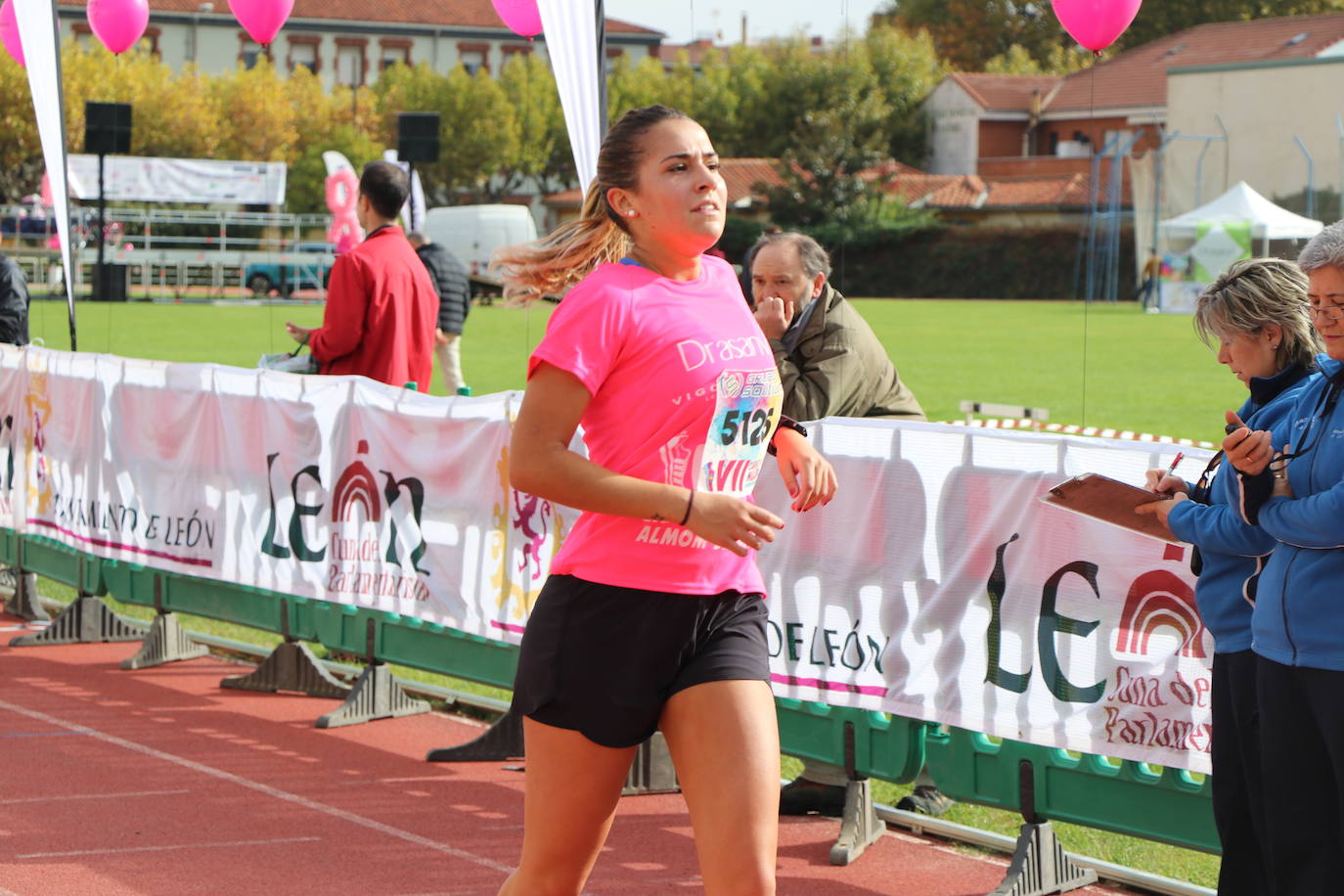 La VII Carrera de la Mujer se celebra en las calles de León con miles de participantes.