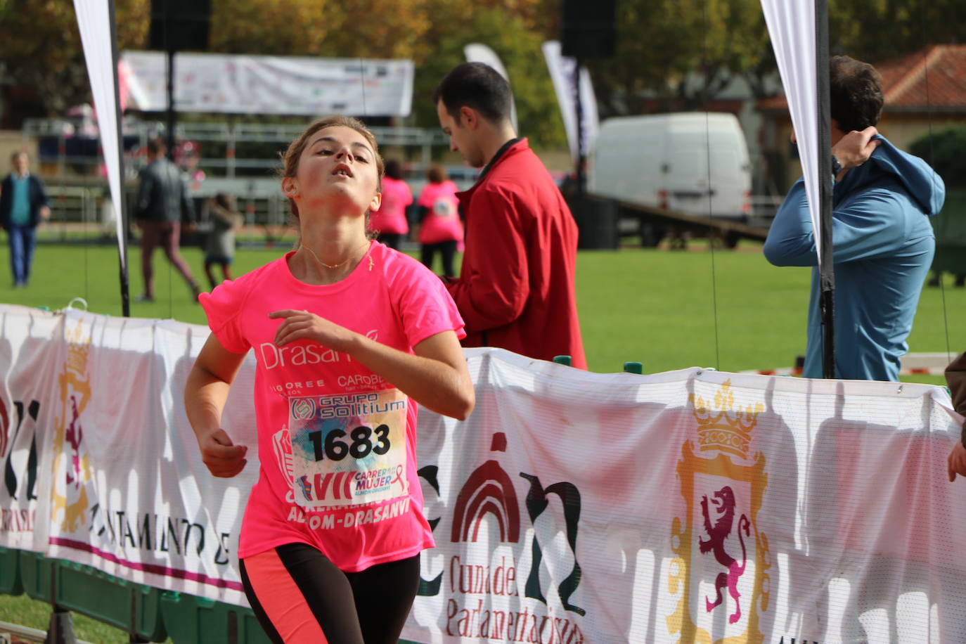 La VII Carrera de la Mujer se celebra en las calles de León con miles de participantes.