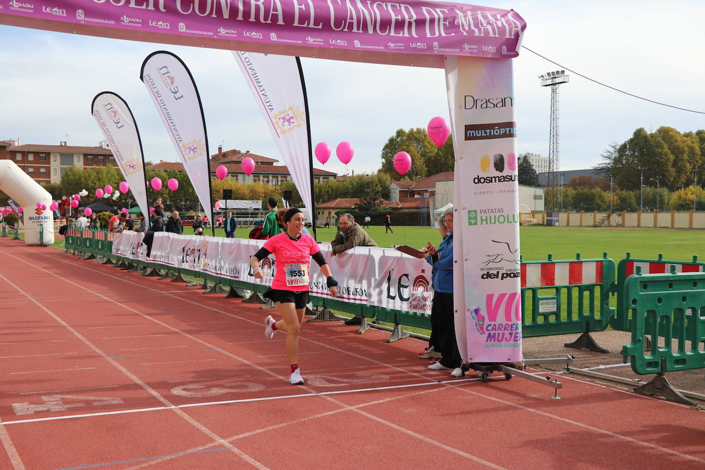 La VII Carrera de la Mujer se celebra en las calles de León con miles de participantes.